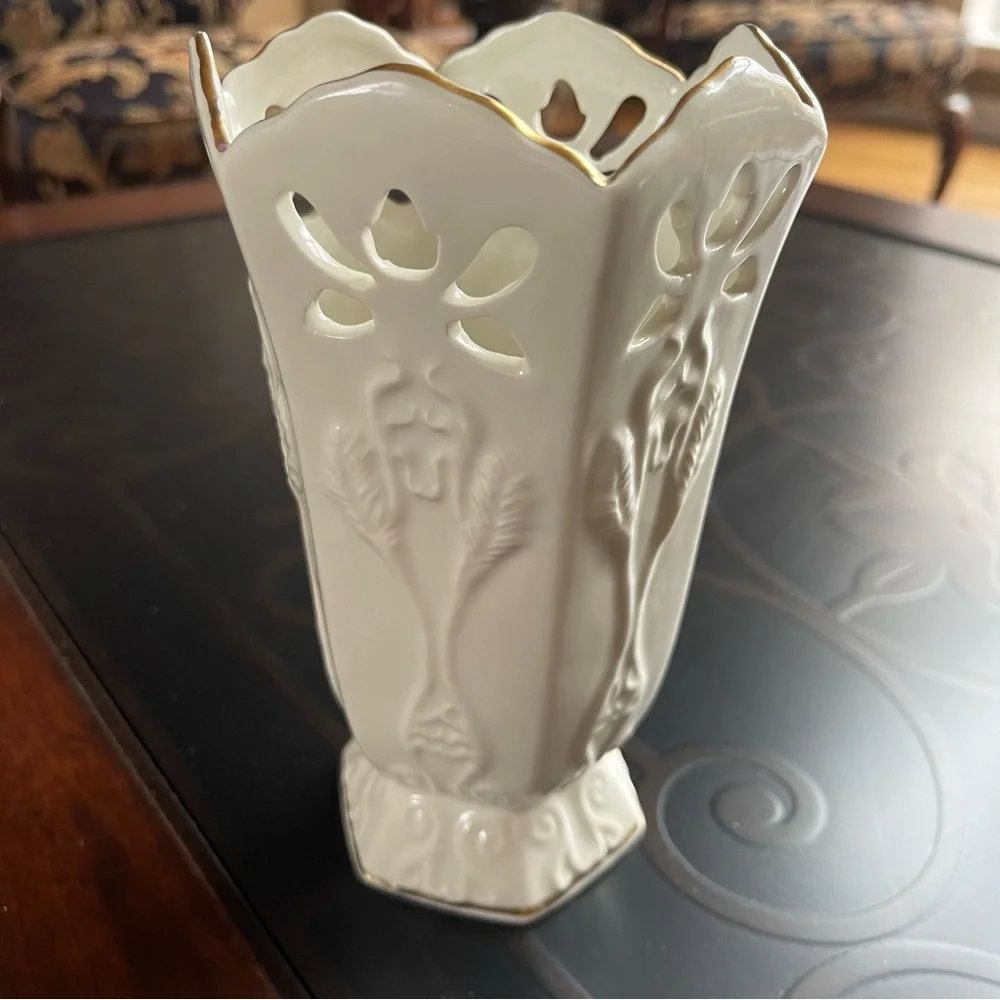 Pierced Ivory Ivory Vase with Gold Trim Papel Freelance